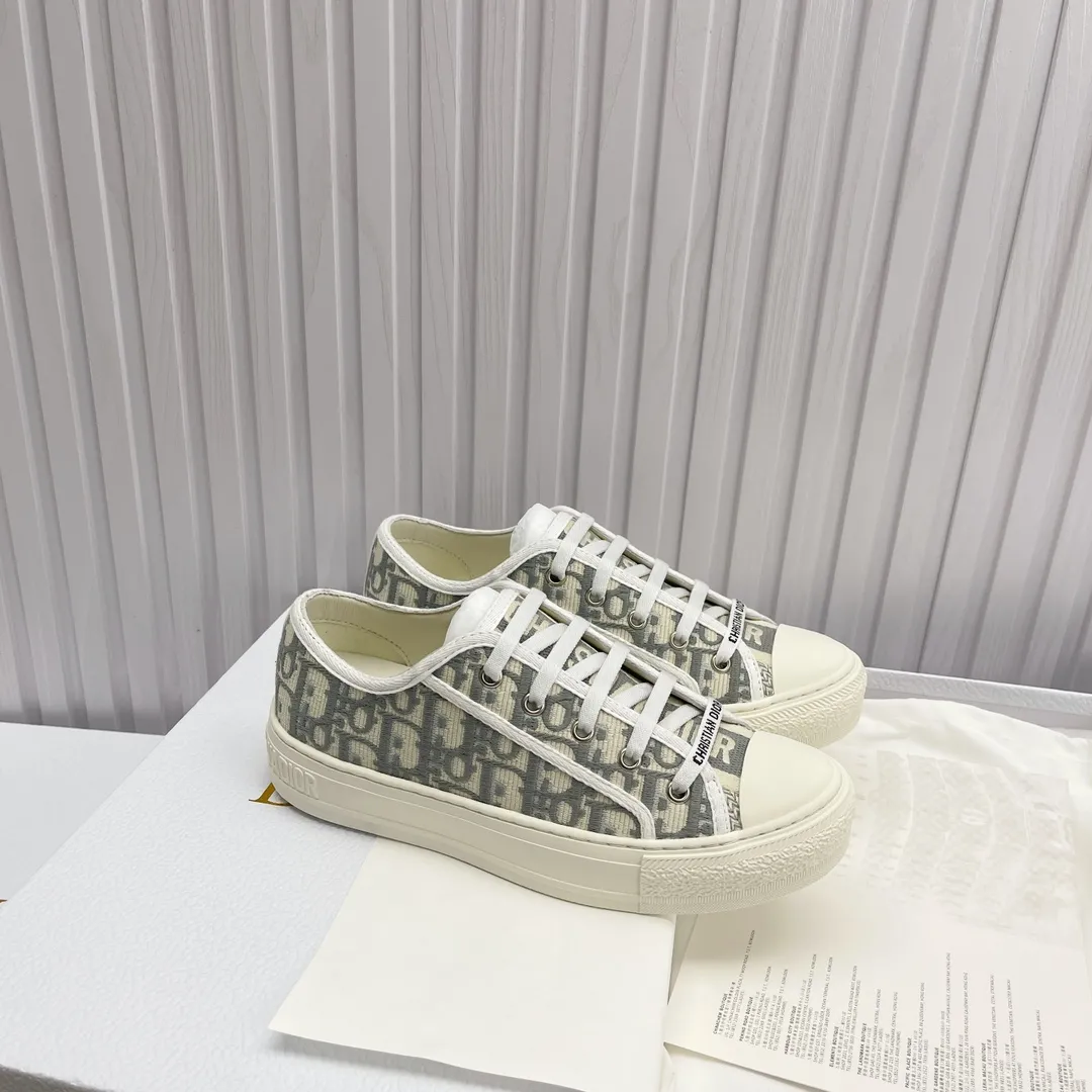 👟👟Ex-factory price 520👟👟 High version in stock, Dior (Dior) flat sneakers are fully embroidered with iconic patterns, ready in stock High quality Dior (Dior) flat sneakers are fully embroidered with iconic patterns👟👟 ♦️Top quality in the market🎗Breaking hot item in foreign counters🎗Non-common imitation version in the market🎗🔳The fabric is made of Italian🇮🇹imported fabrics❗️Embroidered upper, original mold injection Logo frosted five-pointed star outsole🔳Inside imported lambskin+high elasticity Injection molding mold Logo foam feet Size number: 35 to 42 (42 customized)